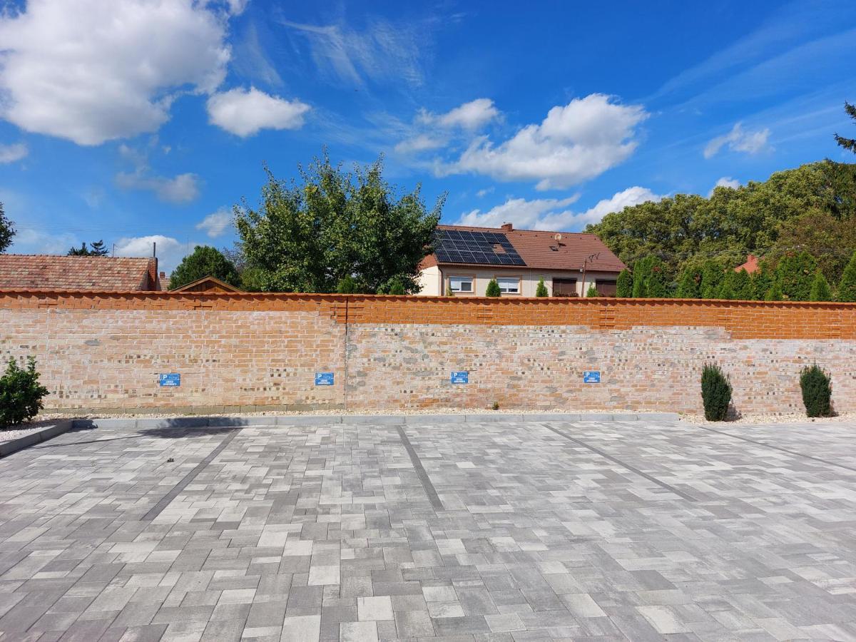 Linden Apartman 002 - Adults Only Mosonmagyaróvár Exterior foto